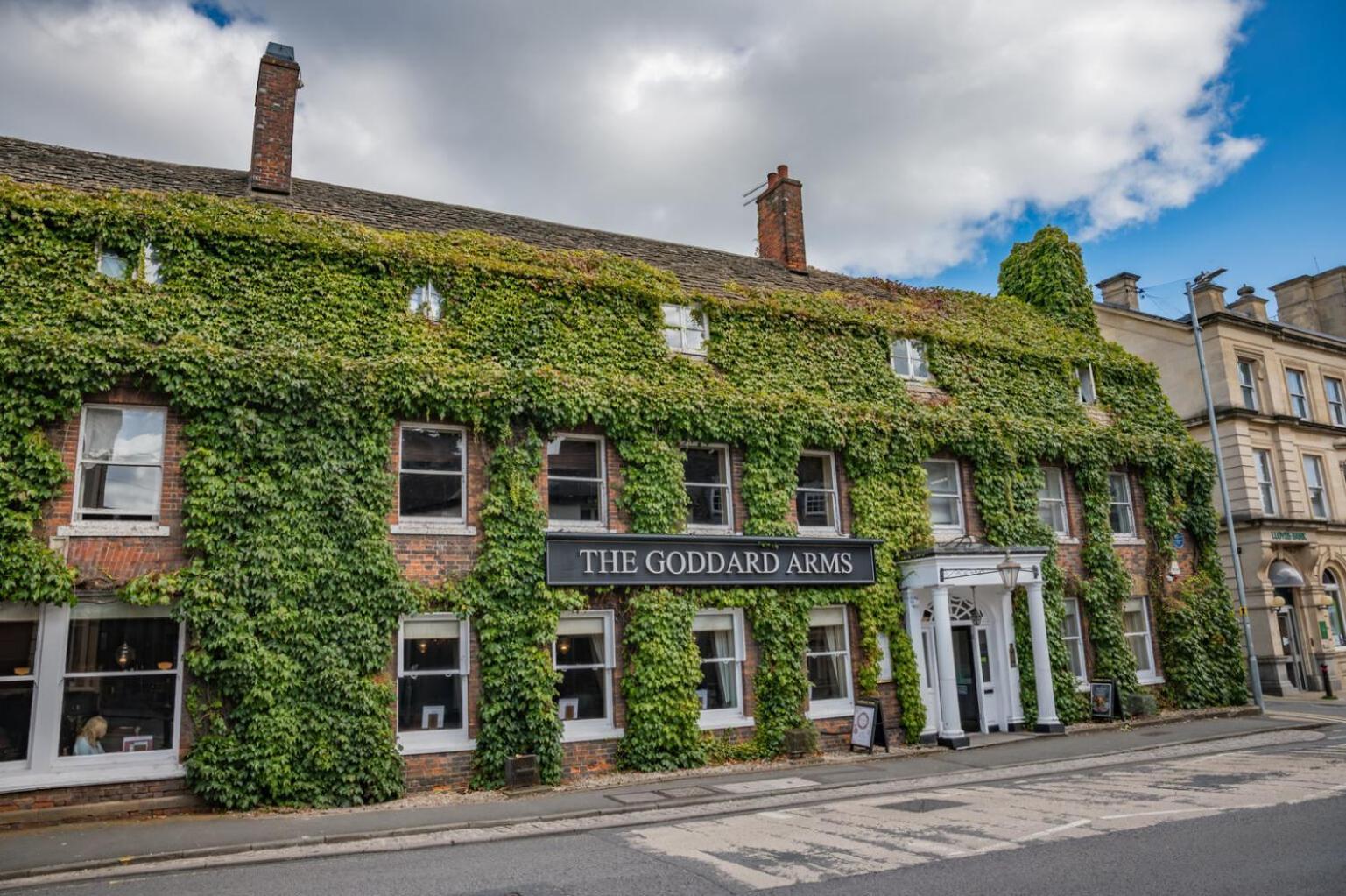 Hôtel The Goddard Arms à Swindon Extérieur photo